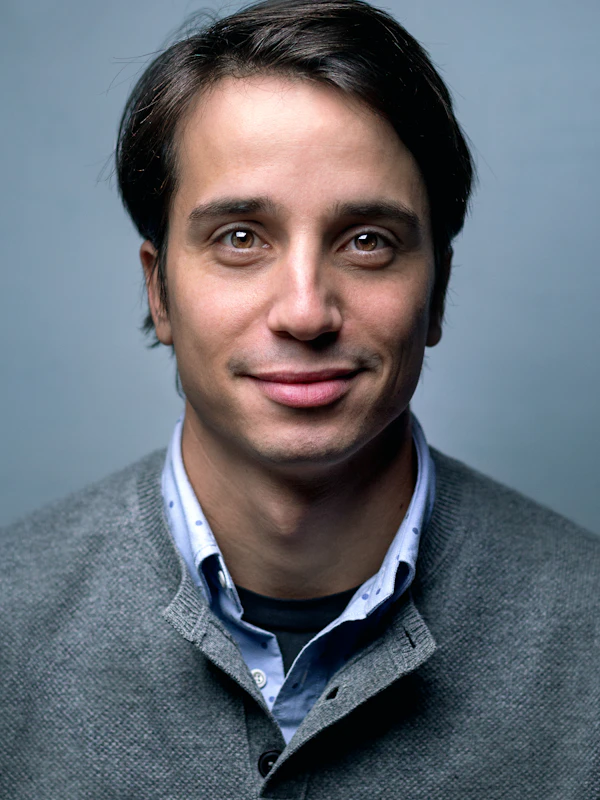 Pablo Ortega, capataz de obra del estudio en jardín residencial
